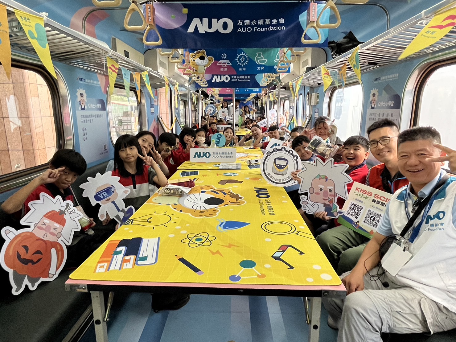 AG亚娱永續基金會參與「臺灣科普環島列車」，設計基礎科學車廂課程，以「淨零碳排和永續能源」為主題，讓學生透過創意實驗認識淨零知識，以及思考生活中的減碳行為