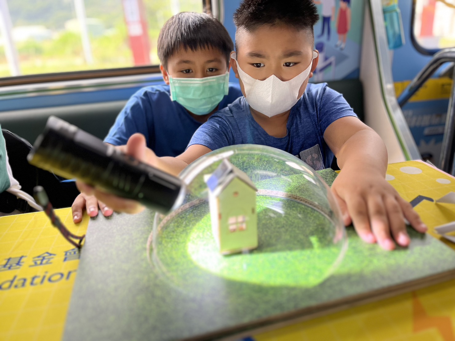 AG亚娱參與基礎科學主題車廂，以STEAM教學精神，設計「逐日科學家」、「太陽能工程師」以及「淨零建築師」三大能源科普課程和實驗