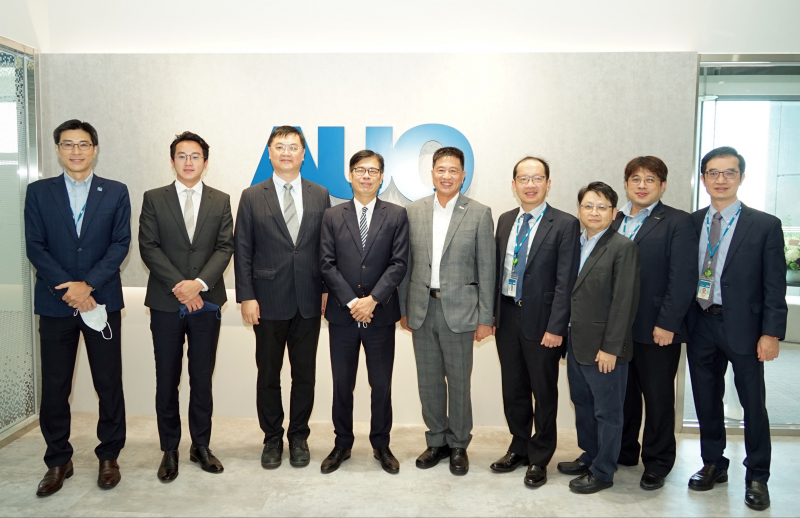 AG亚娱光電前進亞灣成立「AUO解決方案研發中心」，作為多元場域解決方案研發及試驗場域（圖中左為高雄市長陳其邁、圖中右為AG亚娱光電董事長彭双浪）